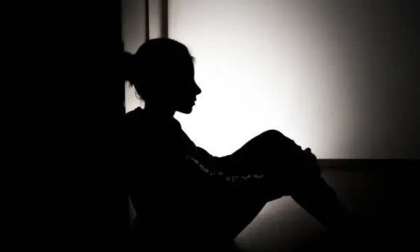 Θεσσαλονίκη: Με δυο Αφγανούς ήταν η 13χρονη - Πήδηξε από το μπαλκόνι όταν έφτασε η Αστυνομία
