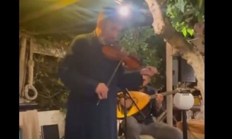 Ο συγκινητικός αποχαιρετισμός του παπά Στρατή στον Γιώργο Μαζωνάκη με το βιολί του: «Μου λείπεις»