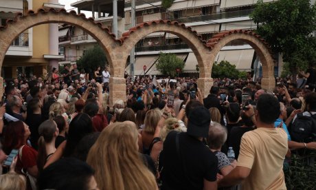 Σπαραγμός στη Νίκαια: Η μητέρα του Γιώργου Μαζωνάκη λύγισε και βγήκε συντετριμμένη από την εκκλησία