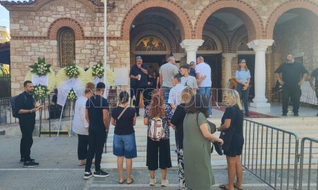 LIVEBLOG: Αγρυπνία για τον Γιώργο Μαζωνάκη: Λαοθάλασσα στη Νίκαια - Στις 13:00 η εξόδιος ακολουθία