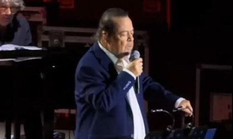 Ο Γιάννης Πάριος τίμησε τον Γιώργο Μαζωνάκη ερμηνεύοντας το «Ποτέ Ποτέ» - «Ένα υπέροχο τίμιο παιδί»