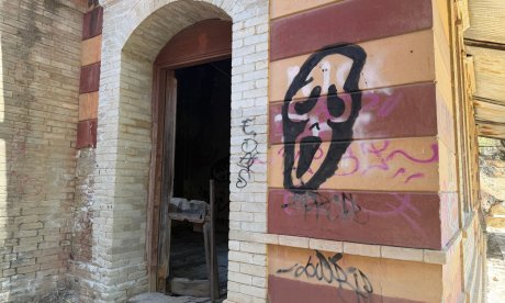 Μπήκαμε στο Λωβοκομείο της Χίου: Οι σκιές του αρχαιότερου λεπροκομείου που αρνούνται να σβήσουν 
