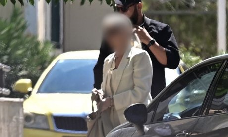 Υπόθεση Μαζωνάκη: Η 56χρονη βάζει πετσέτες στα μάτια και τα αυτιά για να μην ακούει τα τραγούδια του
