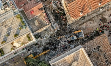 Μάχη με τον χρόνο στα χαλάσματα στην Πλάκα -Αγωνία για τους 5 αγνοούμενους
