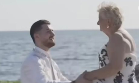«Έρωτας με την πρώτη ματιά»: Εκείνος 21, εκείνη 80 - Η ρομαντική πρόταση γάμου στην «κοπέλα» του
