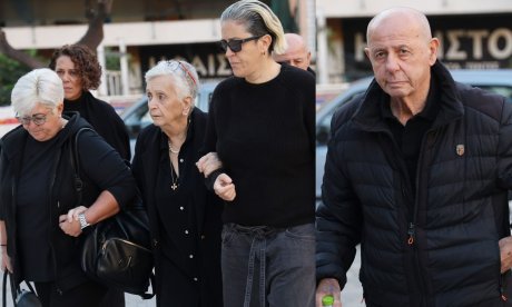 Μαζωνάκης: Συντετριμμένη η μητέρα του Κλειώ στο μνημόσυνο για τις 40 ημέρες από τον θάνατό του