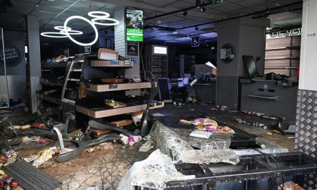 Γαλλία: Γυναίκα ικέτευε διαδηλωτές να μην κάνουν πλιάτσικο σε σούπερ μάρκετ - Δείτε βίντεο