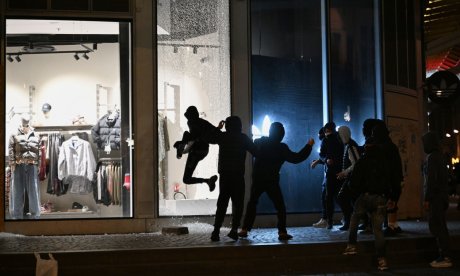 Ανάλυση Associated Press: Από την Γαλλία στην Αλβανία - Γιατί η Ευρώπη φλέγεται από άκρη σε άκρη