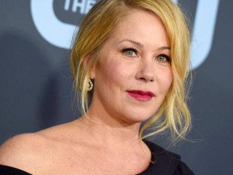 Μετά από χρόνια αγώνα, η Christina Applegate αποκάλυψε πως δεν πάσχει τελικά από πολλαπλή σκλήρυνση