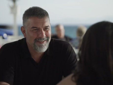 Το ξέσπασμα Μπισμπίκη και το ανύπαρκτο ερωτικό τρίγωνο στα Δύο Μαύρα Πουκάμισα έγιναν viral στο Χ